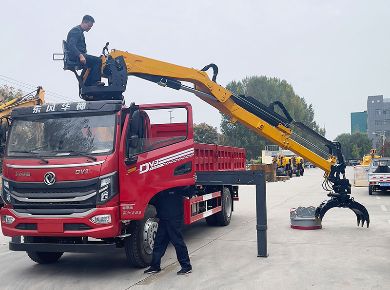 Dongfeng Huashen DV3 Truck With Wood Grabber